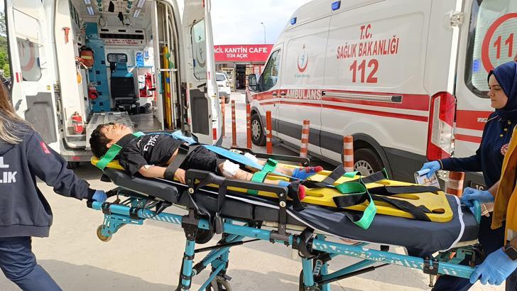 Bursa'da, otomobilin çarptığı motosikletteki 3 kişi yaralandı