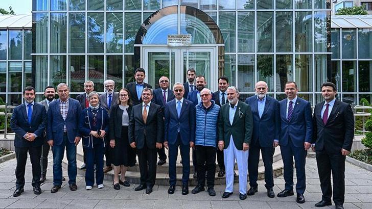 Bakan Uraloğlu, Uluslararası Koridorlar ve Türkiye Konferansı'na katıldı