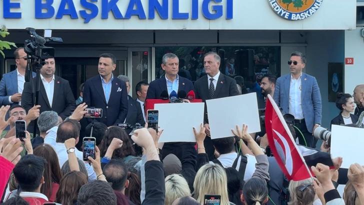 İstanbul - CHP Genel Başkanı Özel Avcılar Belediyesi önünde konuştu