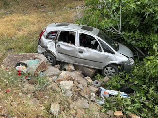 Uşak’ta otomobil şarampole devrildi: 4 yaralı