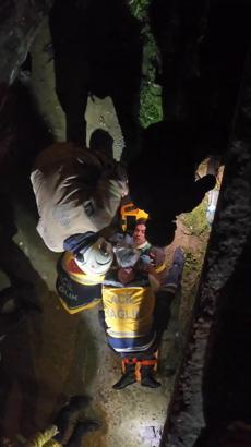 İstanbul - Beykoz'da otomobil dereye uçtu; sürücü kaçtı, yaralıyı itfaiye kurtardı