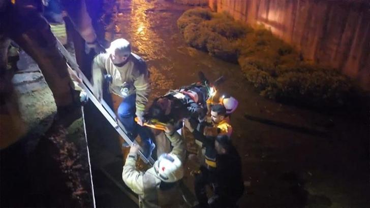 Beykoz'da otomobil dereye uçtu; sürücü kaçtı, yaralıyı itfaiye kurtardı