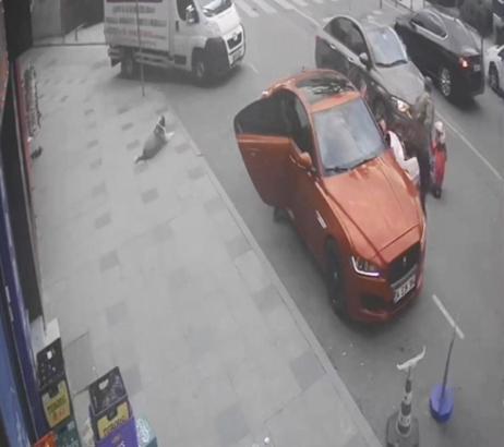 İstanbul - Silivri'de motosikletli park halindeki aracın açılan kapısına çarparak yere düştü