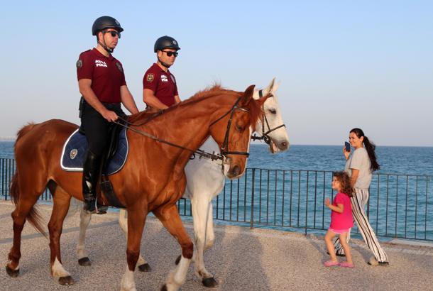 Sahilde atlı polisler devriyede