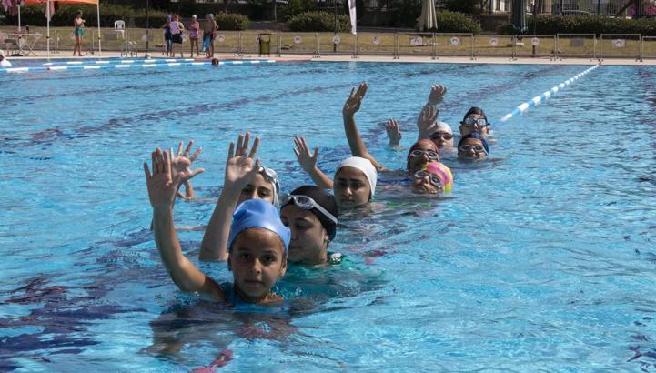 Mersin Büyükşehir Belediyesi'nden binlerce kişiye yüzme eğitimi