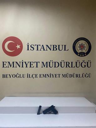 İstanbul - Taksim'de eğlence mekanında hesap tartışması: 3 arkadaşı beyzbol sopasıyla dövüp gasbettiler; o anlar kamerada