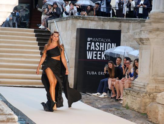 Ünlü mankenler, tarihi kapıda podyuma çıktı