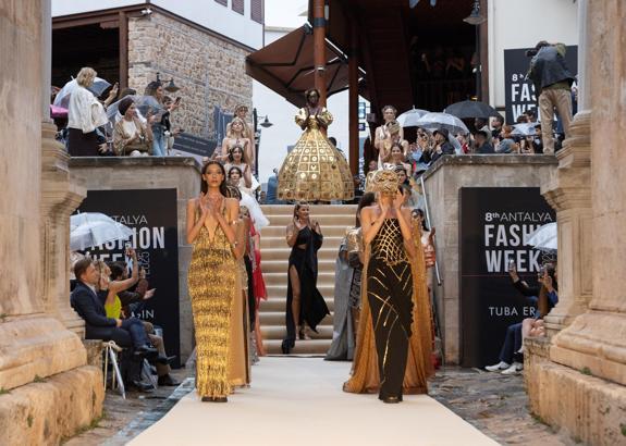 Ünlü mankenler, tarihi kapıda podyuma çıktı /Ek fotoğraf