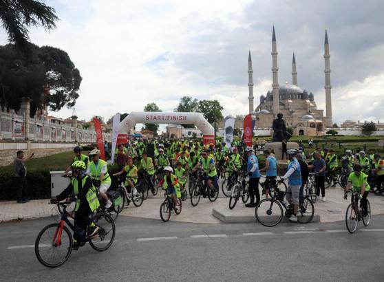Edirne'de Yeşilay'ın geleneksel bisiklet turunda, 200 gönüllü pedal çevirdi