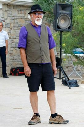 Erkeklerinde aralarında bulunduğu kursiyerler, diktikleri kıyafetlerin mankenliğini de yaptı