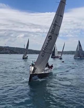 İstanbul - İstanbul Boğazı'ndaki yelken yarışlarında kazadan dönüldü; o anlar kamerada