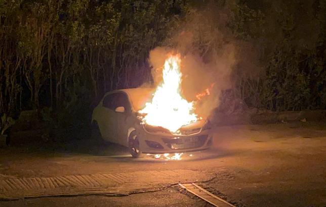 Park halindeki otomobil alev alev yandı