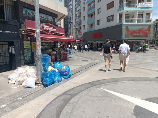 İzmir'de grevin 4'üncü gününde de çöpler toplanmadı