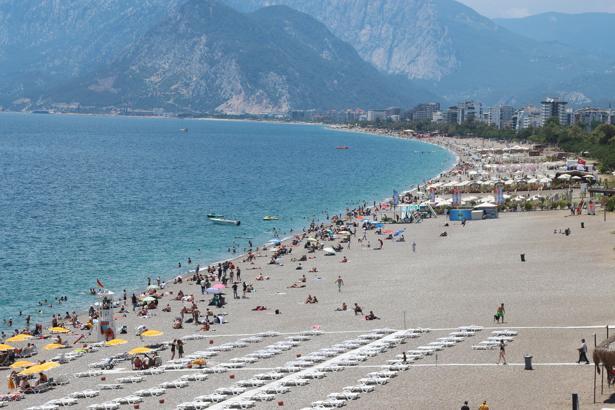 Antalya sahillerinde yoğunluk