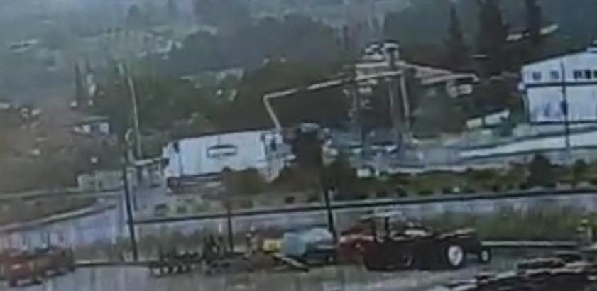 Sinyalizasyon direğine çarpan hafif ticari aracın sürücüsünün öldüğü kaza kamerada