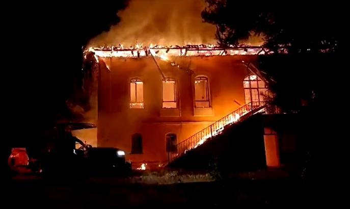 Denizli'de tarihi okul binası çıkan yangında küle döndü