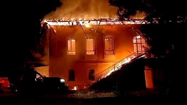 Denizli'de tarihi okul binası çıkan yangında küle döndü