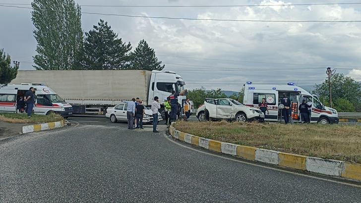 Tosya'da 2 otomobil çarpıştı: 5 yaralı