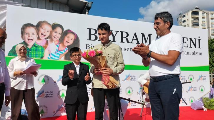 Sarıçam'da bin 200 çocuğa bayramlık hediye edildi