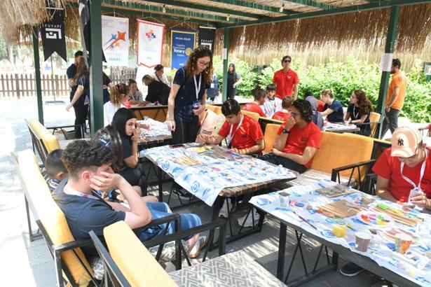 Kuşadası'nda otizmli bireyler ve ailelerini kampta ağırladı