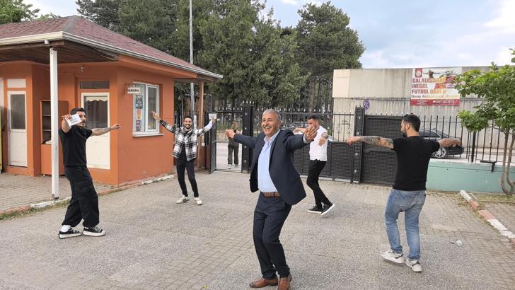 Seçimi kazanan muhtar, yakınlarıyla çiftetelli oynadı