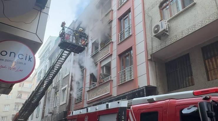 İstanbul - Zeytinburnu’nda 1'inci kattaki yangında bir çocuk komşuların açtığı çarşafa atlayarak yaralandı