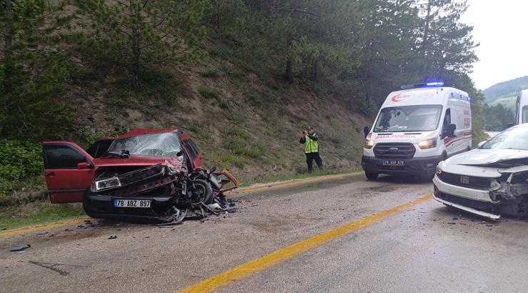 Karabük'te 2 otomobil çarpıştı; 8 yaralı