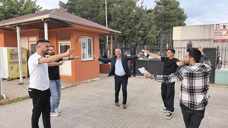 Seçimi kazanan muhtar, yakınlarıyla çiftetelli oynadı