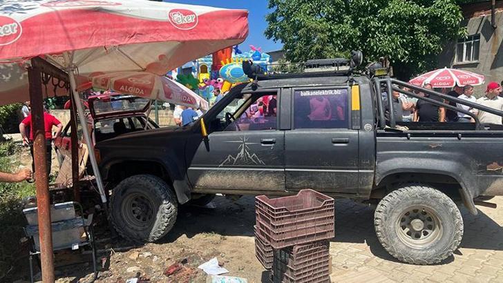 17 yaşındaki sürücünün kullandığı kamyonet, yol kenarında yürüyen 2 çocuğa çarptı