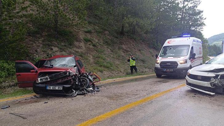 Karabük'te 2 otomobil çarpıştı; 8 yaralı