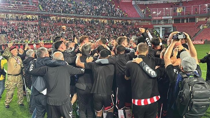 Samsunspor’dan Avrupa kutlaması