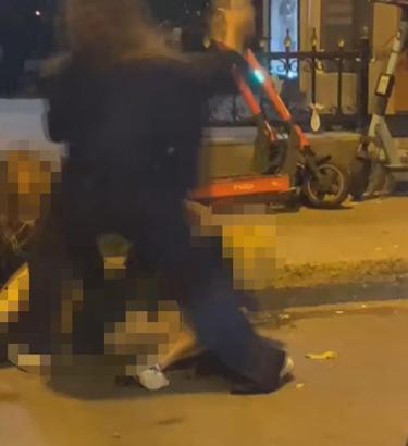 İstanbul - Beşiktaş’ta kadınların yumruklu kavgası kamerada