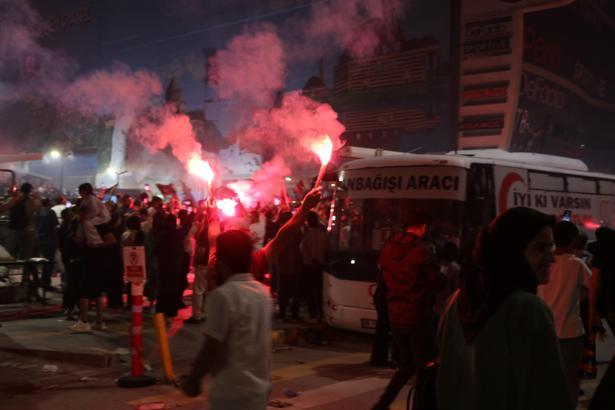 1'inci Lige çıkan Vanspor taraftarları sevinç gösterileri yaptı