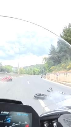 Yola akan su nedeniyle 3 motosikletin kazaya karışması kamerada; 3 yaralı