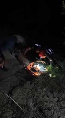 Uçuruma yuvarlanan otomobildeki 3 kişi yaralandı