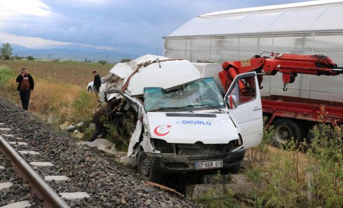 Tren minibüse çarptı: 1 yaralı