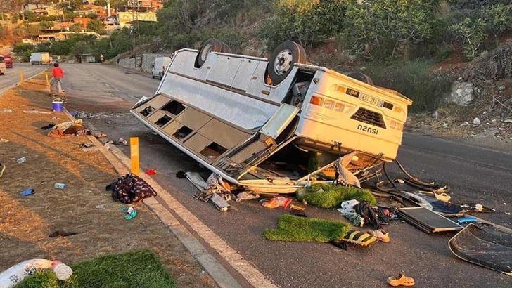 Tarım işçilerini taşıyan minibüs takla attı: 25 yaralı