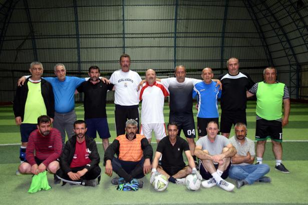 Yaşları 55-70; 40 yıldır halı sahada futbol oynuyorlar