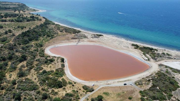 Çanakkale'de 'Kalpli Göl', pembe renge büründü
