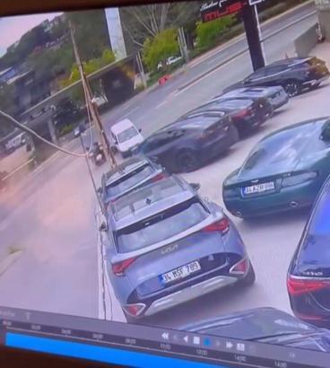 İstanbul - Sarıyer’de hafif ticari araçla motosikletin çarpıştığı anlar kamerada: 2 zabıta yaralandı
