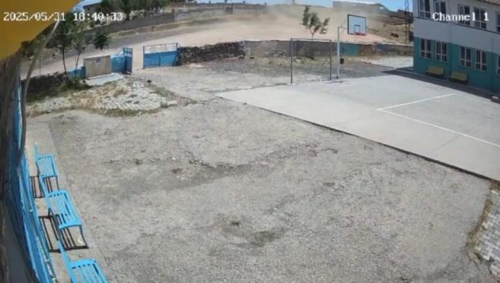 Hortum, okulun demir kapısını yerinden söktü