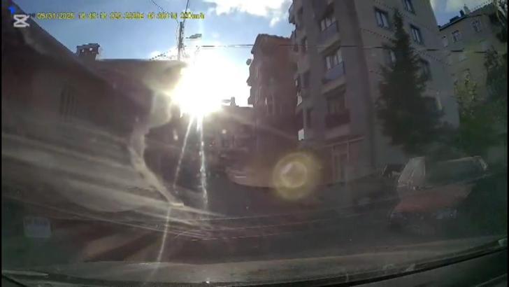 İstanbul - Pendik'te trafikte tartıştığı sürücüye eşi ve kızının yanında bıçak çekti; o anlar kamerada