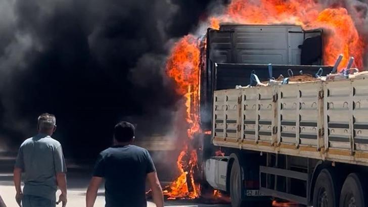 Seyir halindeyken alev alan TIR, yandı