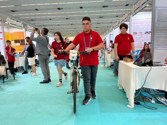 Lise öğrencisinden görme engelliler için yapay zeka destekli bisiklet