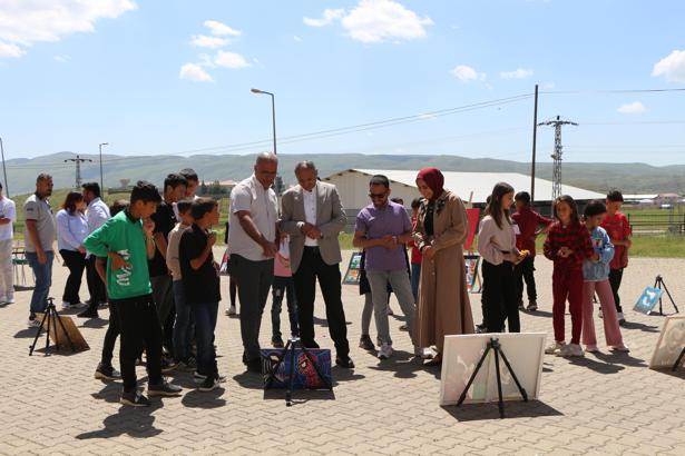 Karlıova’da, Yiğitler Ortaokulu öğrencilerinden resim sergisi