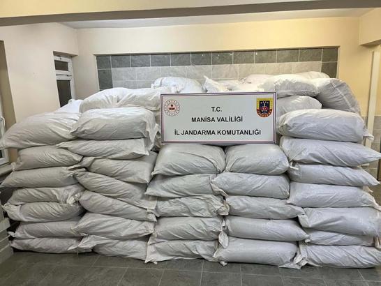 Manisa'da 7.9 ton kaçak tütün ele geçirildi; 1 gözaltı