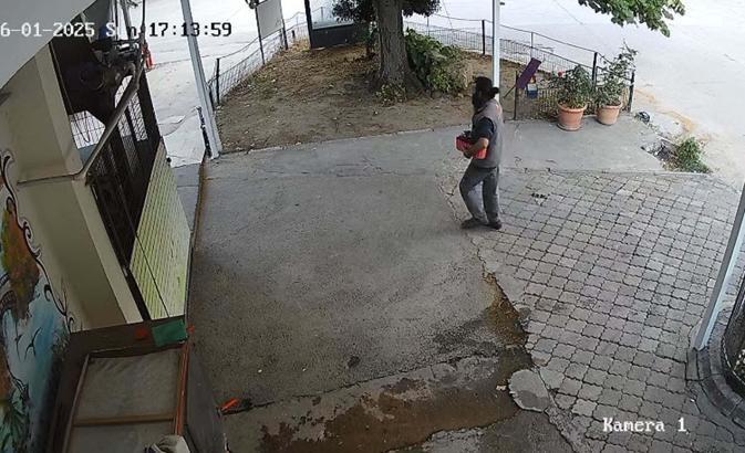 Turgutlu'da lokantanın önündeki saksı çalındı; o anlar kamerada