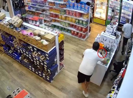 Depremden kaçarken elindeki bardağı bırakmadı