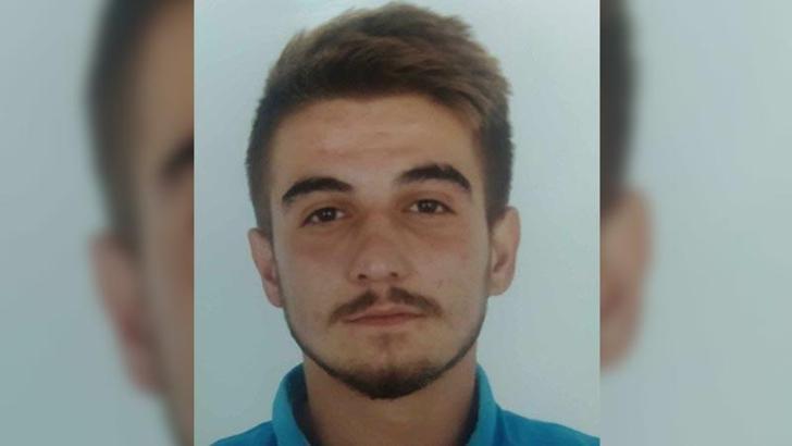 Refüjdeki ağaca çarpan kamyonetin sürücüsü öldü