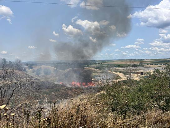 Edirne'de terk edilmiş atık sahasında, hurda malzemeler yandı